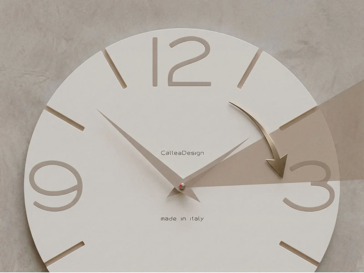 Orologio da parete CalleaDesign con lancette che illustrano il cambio dell’ora