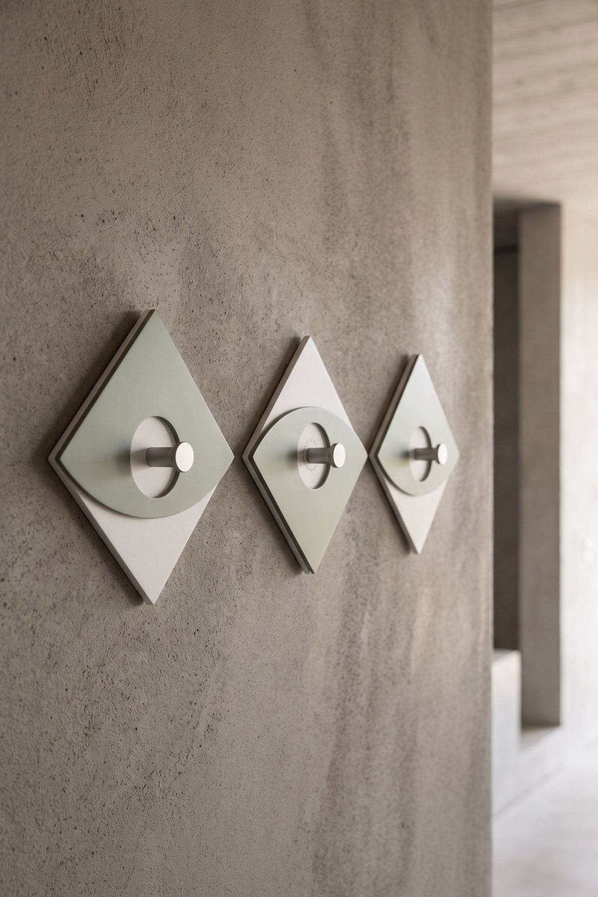 Porte-manteau mural Eleonora vert sauge avec trois patères dans une entrée contemporaine