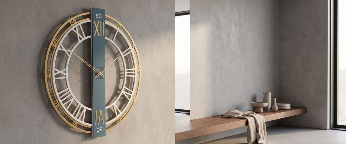 Grande horloge murale CalleaDesign aux chiffres dorés sur un mur texturé dans un intérieur contemporain