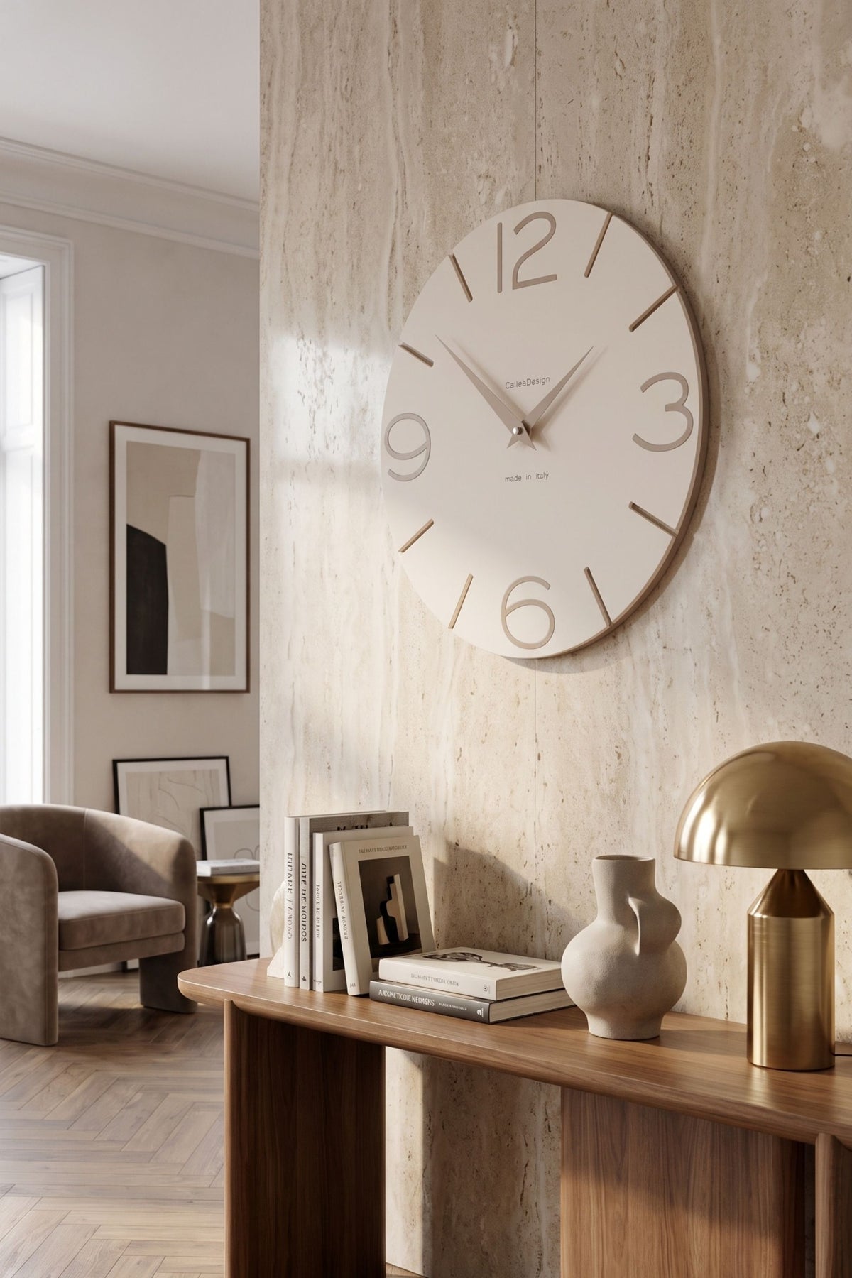 Horloge murale CalleaDesign Smile dans un intérieur moderne aux tons neutres