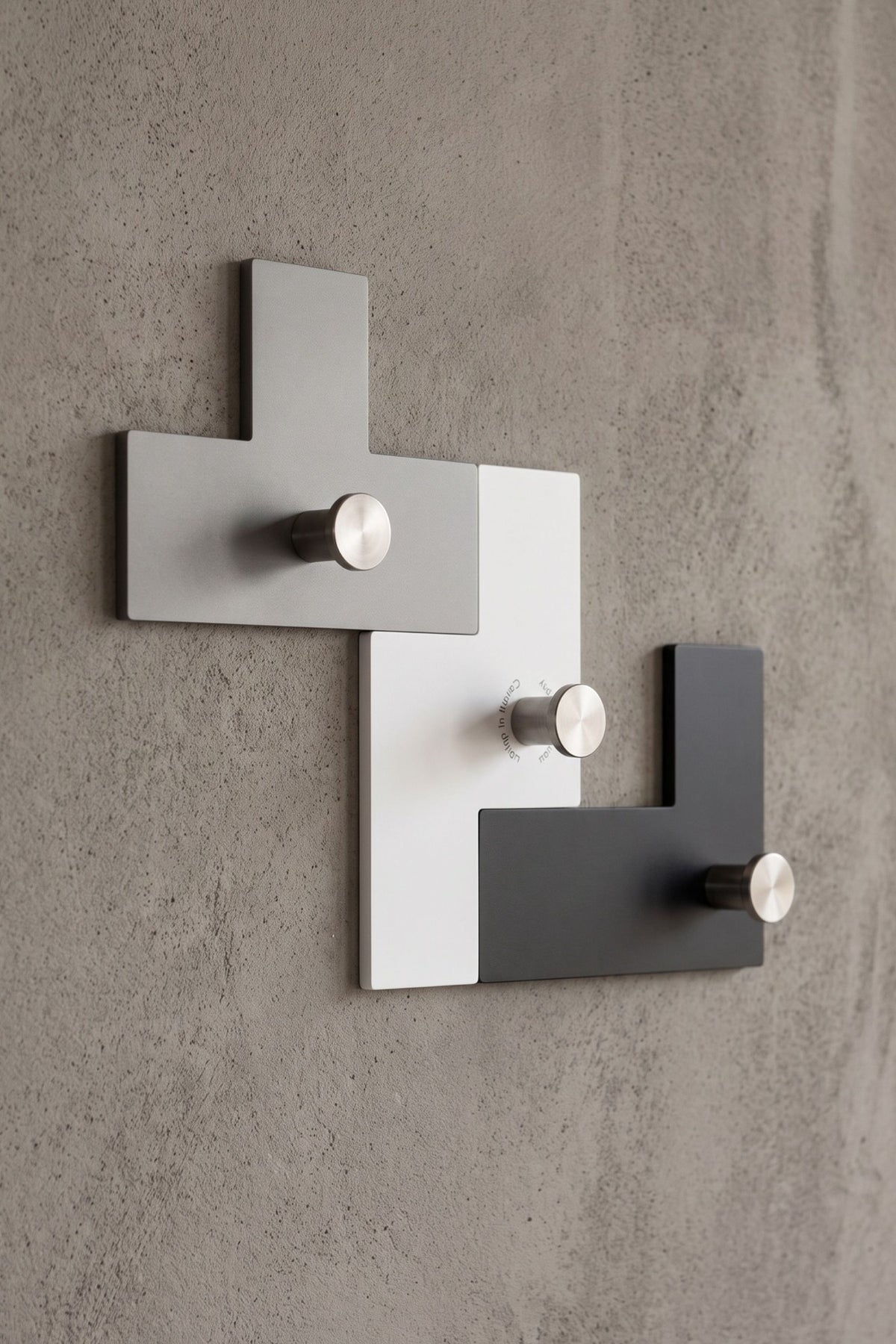 Porte-manteau mural modulable UTUT-3 installé, détail des trois éléments