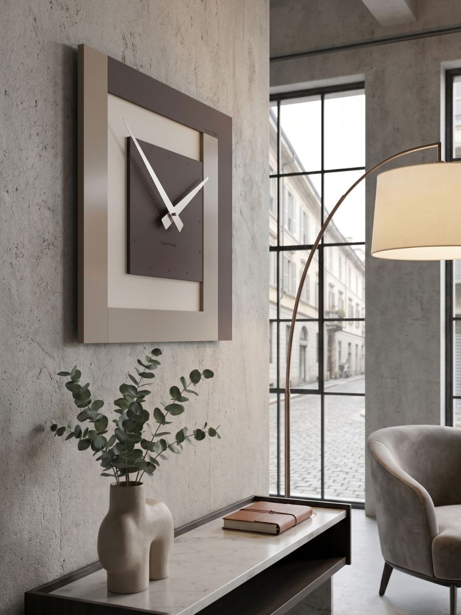 Horloge murale design Stripes fabriquée en Italie dans un salon moderne