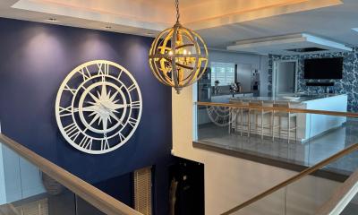 Horloge Murale de Luxe : Design Italien pour une Maison en Bord de Mer 