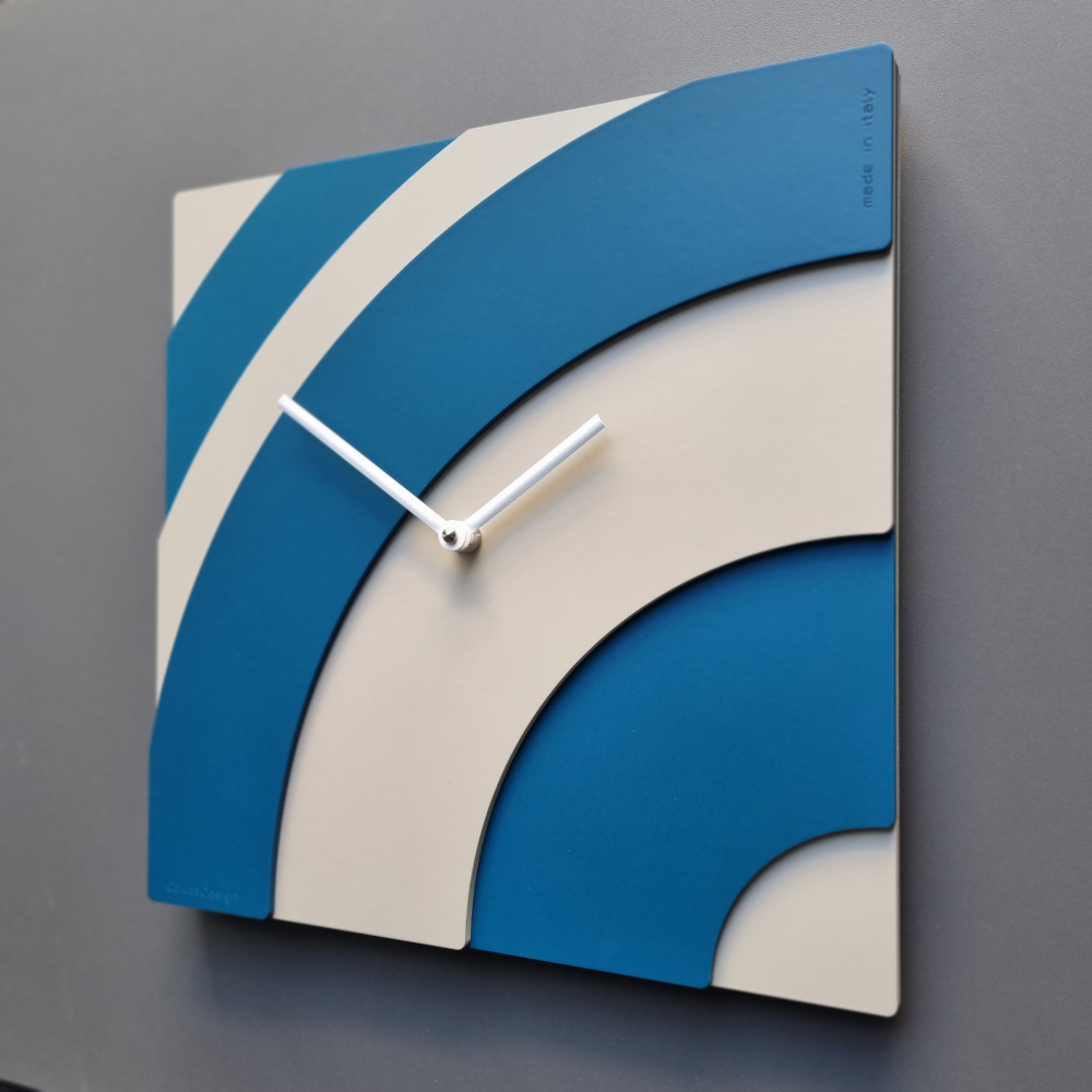 vue latérale de l'horloge murale Waves de CalleaDesign